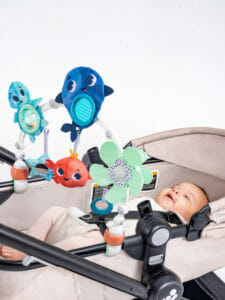 Bend smart joints to position the arch at the right distance from your baby