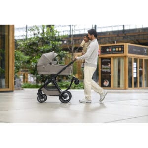 MC1118 2024 maxicosi Stroller Hop on Board street dad holding to